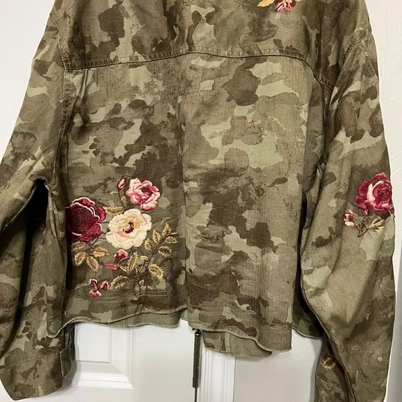 EUC Anthropologie Cropped Camo Utility Jacket with Floral Embroidery - Picture 8 of 8